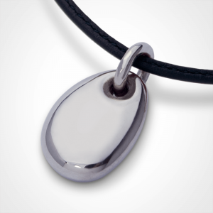 Pendentif galet extra-large "Classic" LA PLAIA en or blanc 750 millièmes rhodié sur bracelet cuir noir.