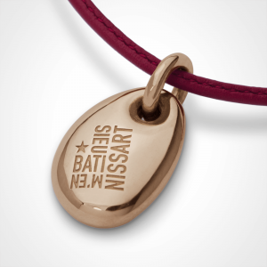 Pendentif galet extra-large "M'en bati sieu nissart" LA PLAIA en or rose 750 millièmes rhodié sur bracelet cuir rouge.