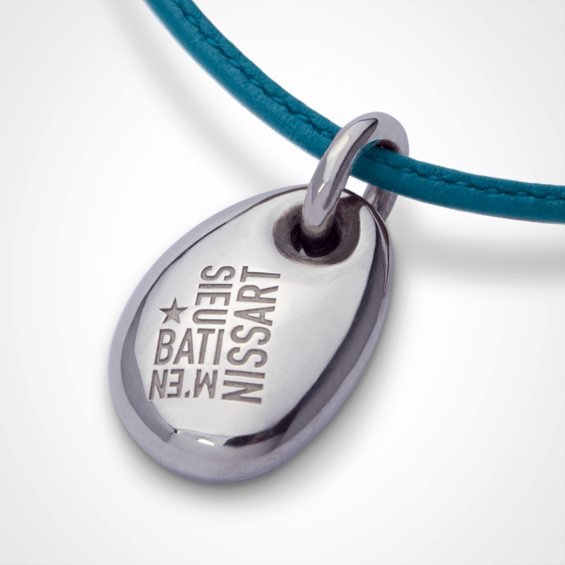 Pendentif galet extra-large "M'en bati sieu nissart" LA PLAIA en or blanc 750 millièmes rhodié sur bracelet cuir lagon.