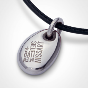 Pebble pendant - extra large size - "M'en bati sieu nissart" version - white gold rhodium plated - black leather cord.