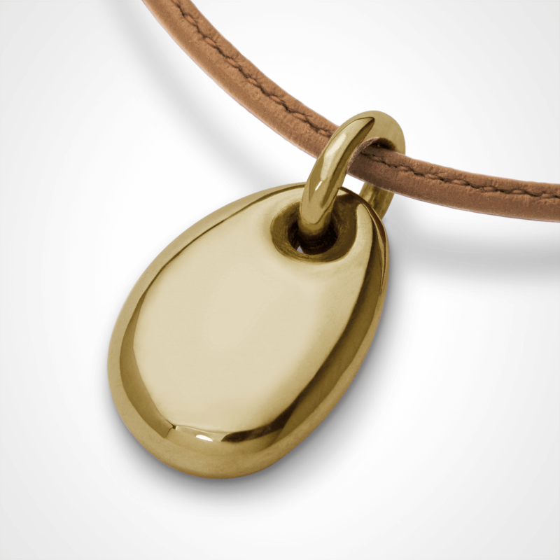 Pendentif galet extra-large "Classic" LA PLAIA en or jaune 750 millièmes rhodié sur bracelet cuir beige.